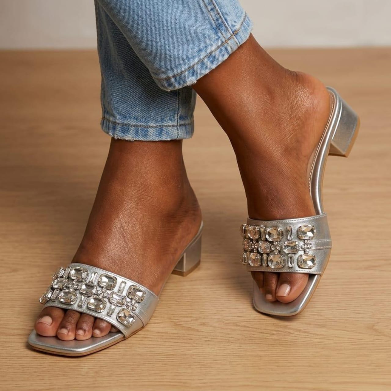 Sandales Mules Élégantes – L’Éclat Argenté aux Pieds