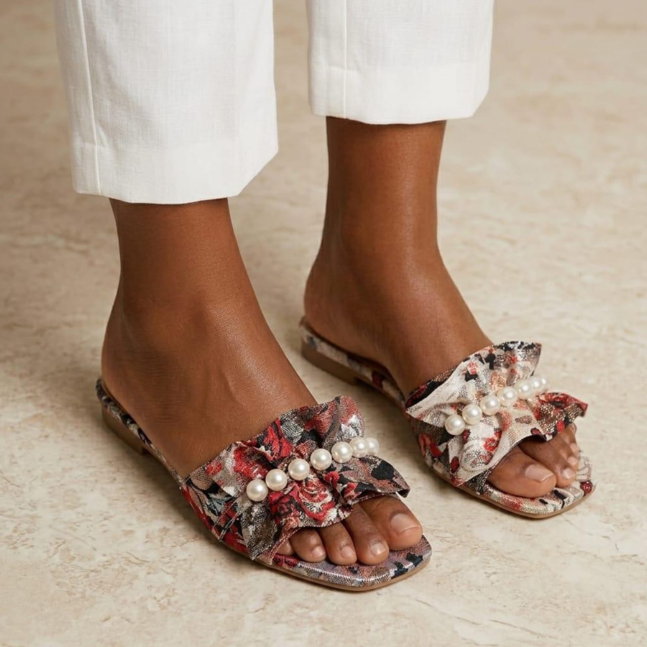 🌟 Mules Élégantes Rouge Passion, Motifs Brocard et Perles